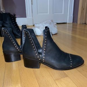 STEVE MADDEN CONSPIRE BLACK LEATHER CUT OUT BOOT